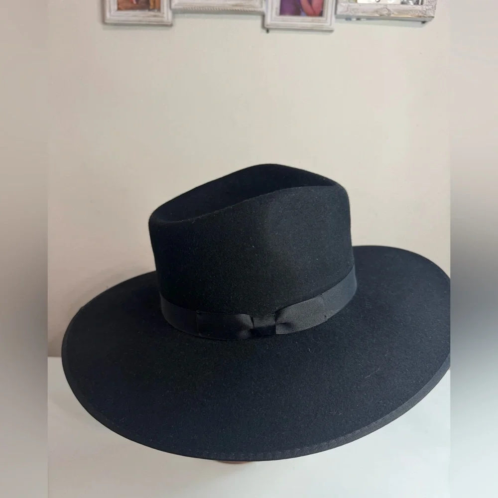 The Melodic Fedora in Black
Lack of Color
In great condition
Size adult medium - Picture 4 of 7